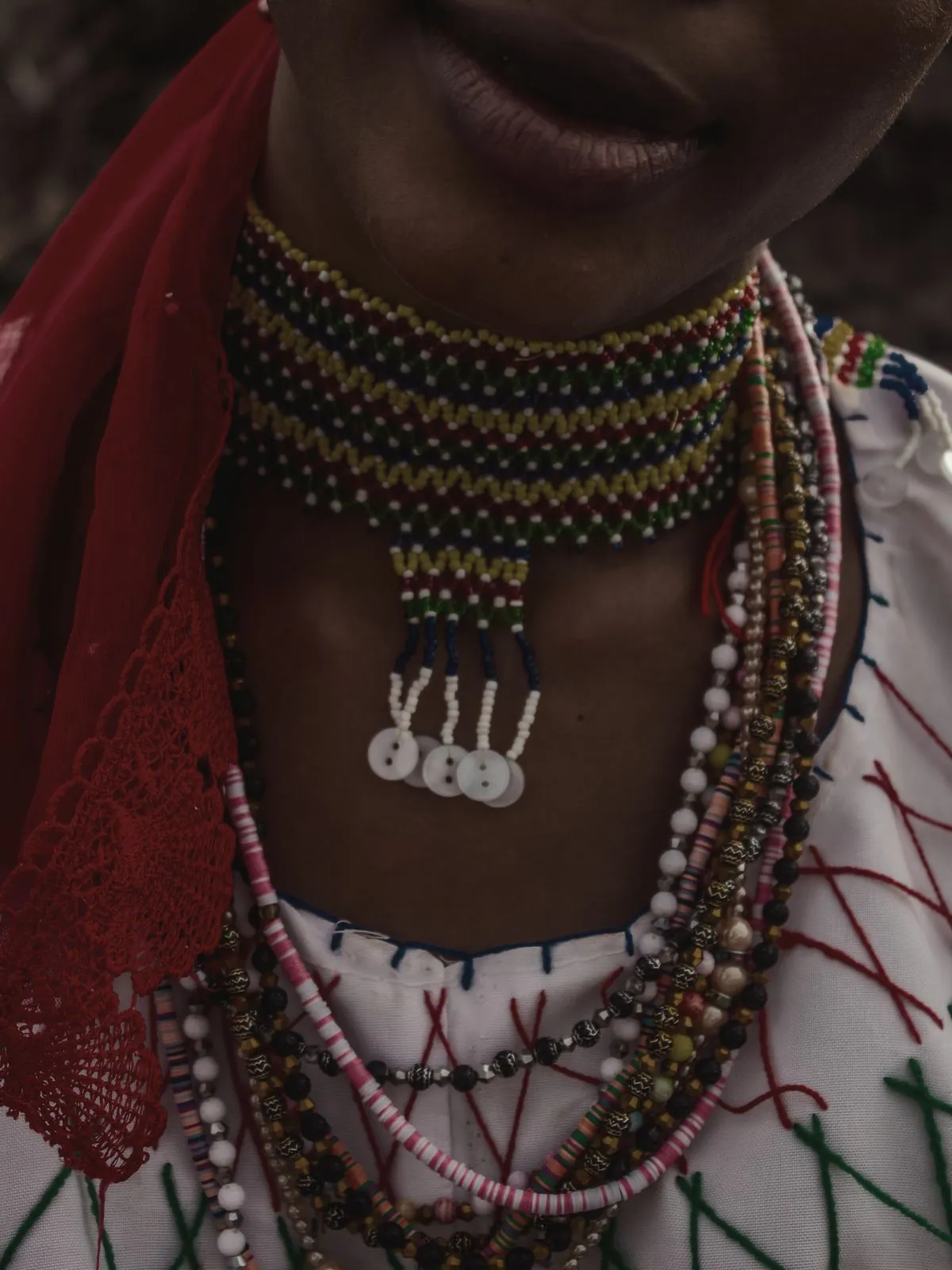 Collares de cuentas y cauríes de la tradición yoruba