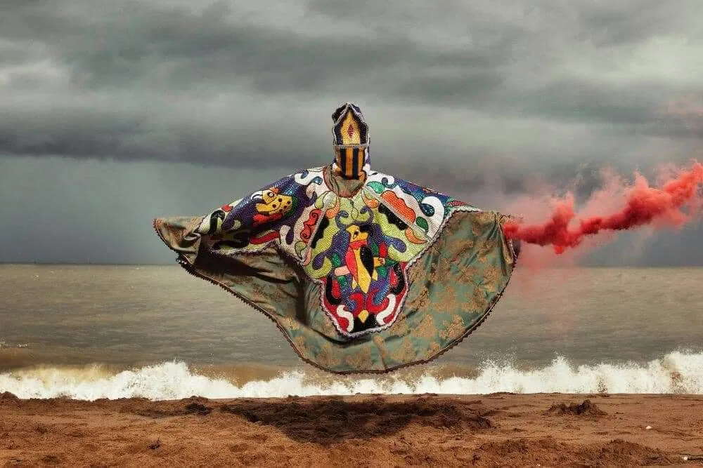 Egúngún: traje ceremonial yoruba de los ancestros, desplegado frente al mar