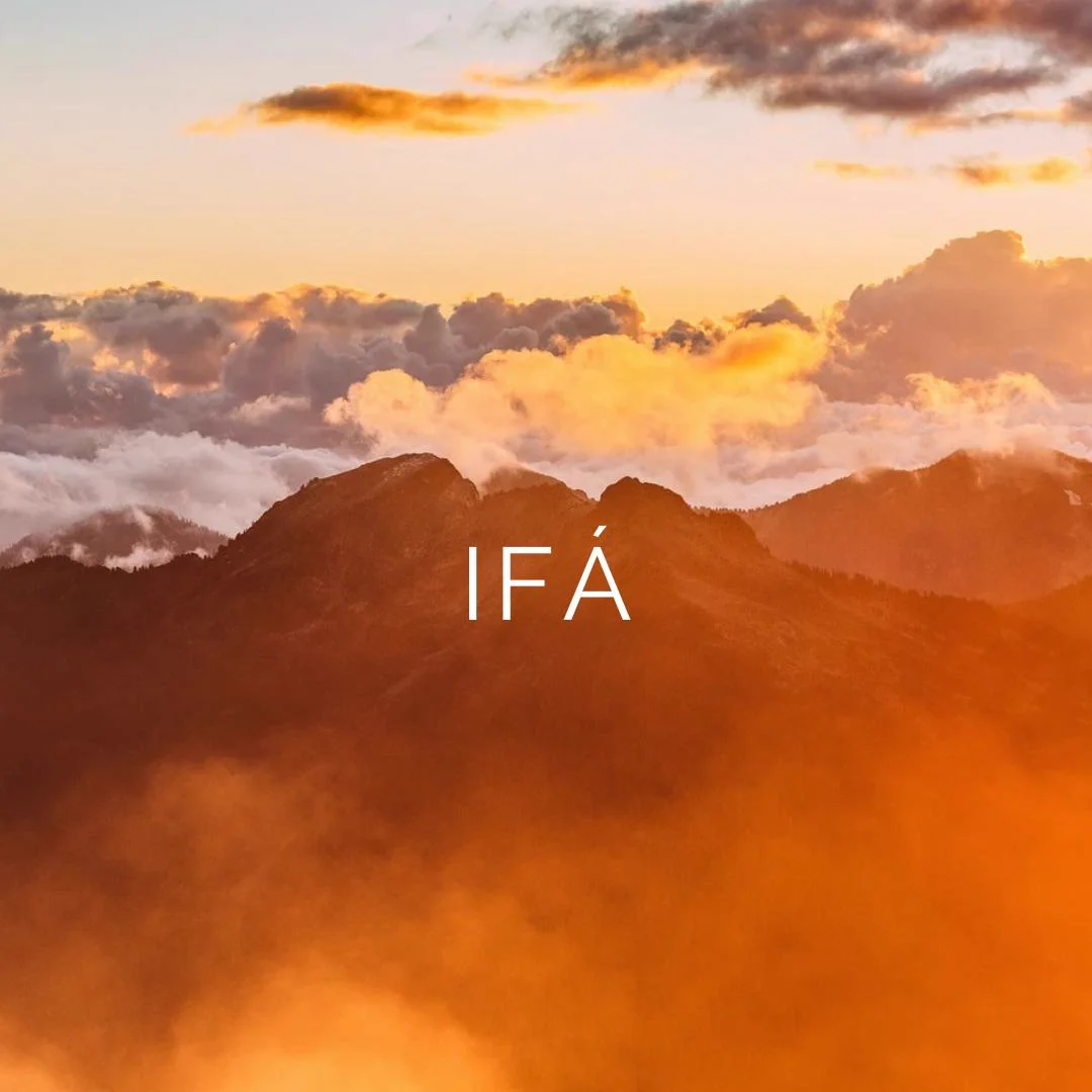 Paisaje de montaña iluminado por el amanecer con la palabra IFÁ
