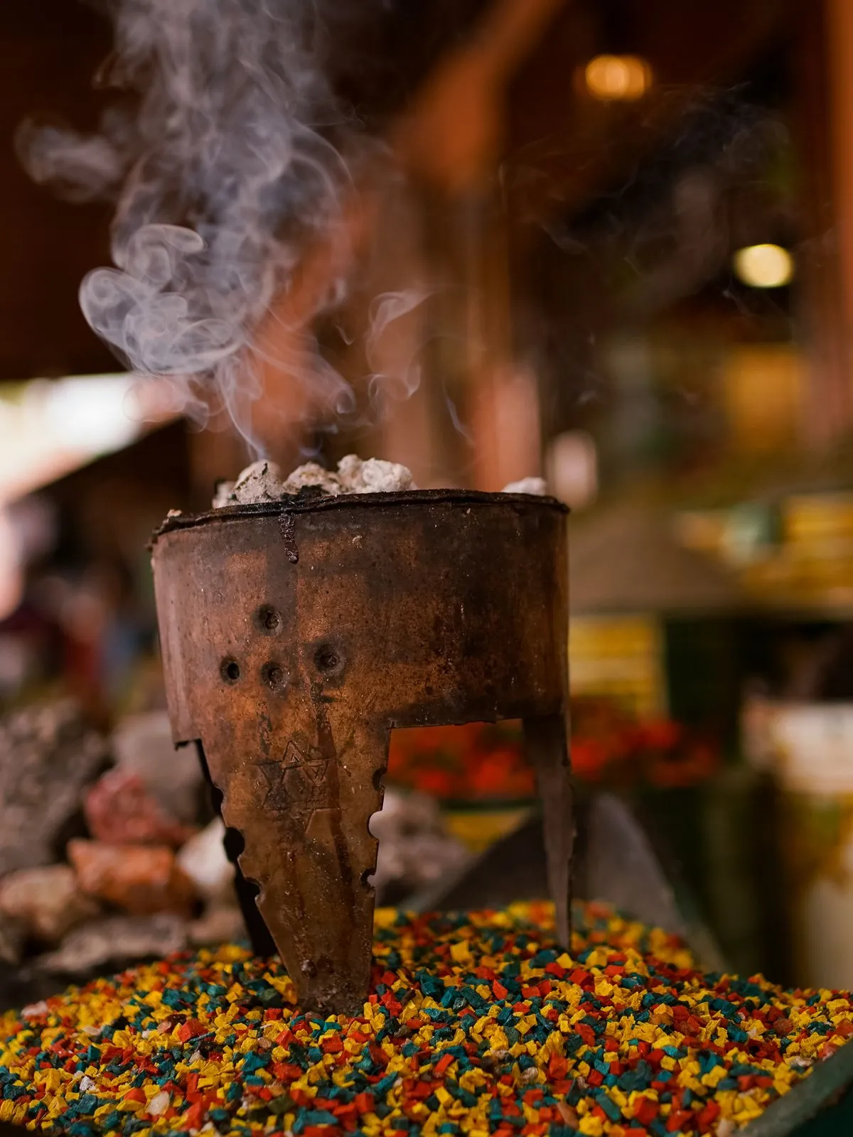 Sahumador de barro encendido