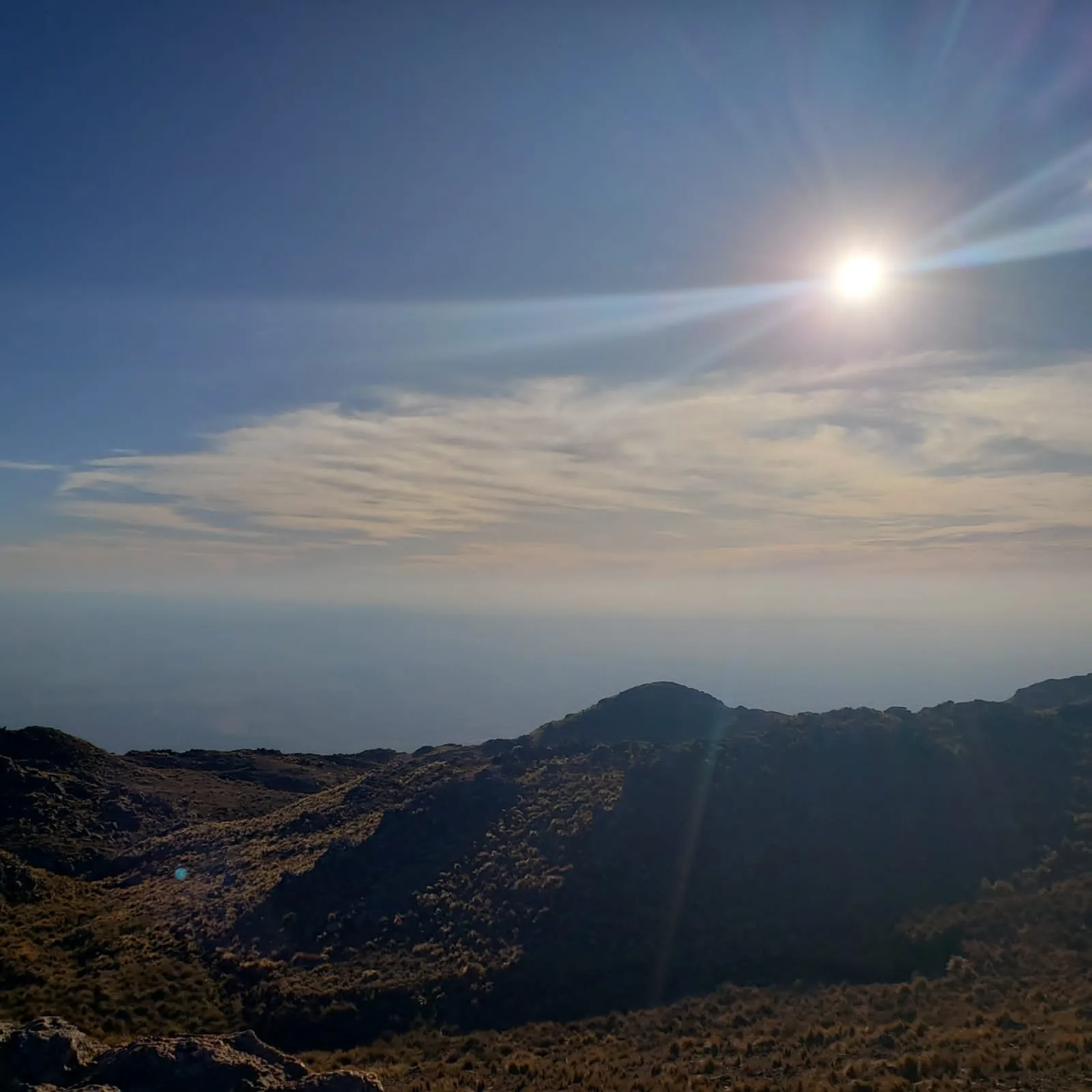 Cordón de sierras iluminado por el sol de la mañana